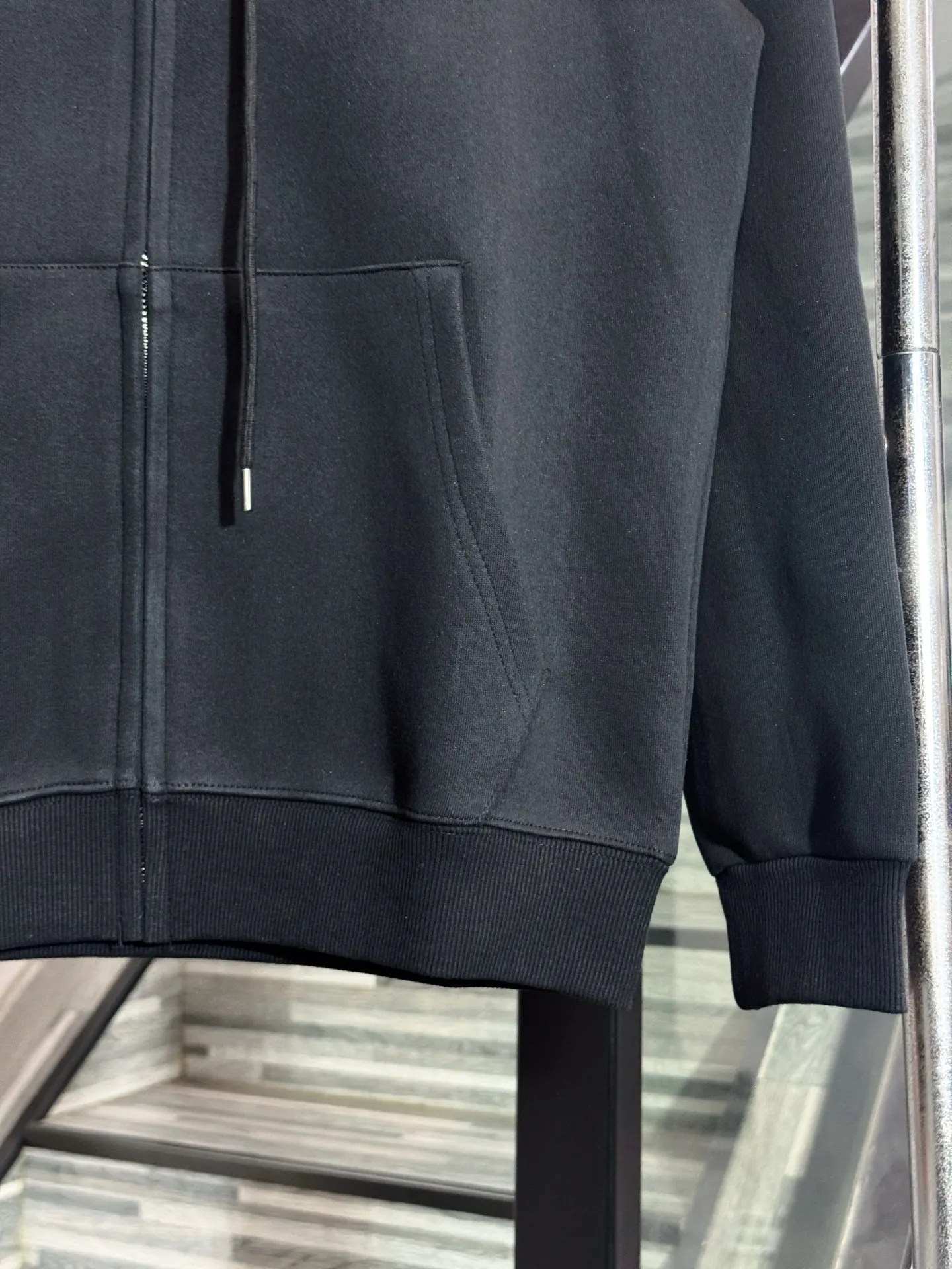P260 model number: HE397 Ralph Lauren-Ralph Lauren hooded zipper jacket with small logo on the chest The fabric is made of 420g high-weight air customer service fabric. The upper body is comfortable and soft, and has high warmth retention. The chest is sewn with small embroidery of horseback riding and war marks. The embroidery is three-dimensional and full, highlighting the simple atmosphere of the clothes. The threads on the hem of the arms are made of the same material. The elastic thread of the same color as the cylinder, the zipper adopts the customized Polo original small letter hardware zipper, the clothes are designed with a hood, made by a famous factory, with hemming and wrapping strips, the original original label, complete with three labels, os loose version, a popular item of the season, feel free to buy it.  Color: Black/Navy Blue Size: S M L XL